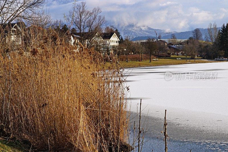 霍芬湖，背景是Säuling, Ost-Allgäu，德国巴伐利亚。